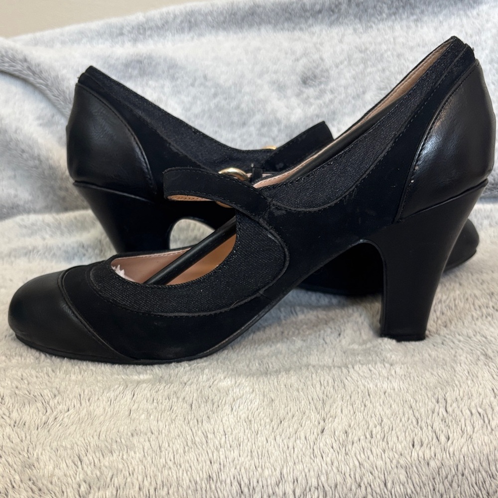 Journee Collection Black Mary Jane Heels with Strap - Picture 9 of 9